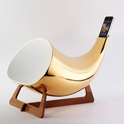 Italian designers isabella lovero and enrico bosa of en&is studio have updated ‘megaphone’, a ceramic passive amplifier created for the iphone and ipod touch. 