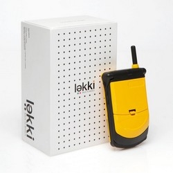 Lëkki "revamped" the iconique mobile phones from the 1990s... The famous Motorola StarTac 130.
