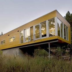 The Neal Creek Residence, designed by architect Paul McKean, is a vacation home near Hood River, Oregon.