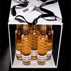 Beautiful Neige Ice Ciders Gift Set. La Face Cachée de la Pomme os cidery and uses a similar technique to ice wine. Packaging from Chez Valois, Branding & Design.