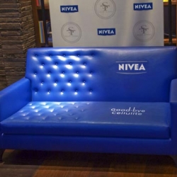 Great action of Nivea, to promote its cosmetic anti-cellulite. During the Miami Fashion Week. Developed by the agency TBWA  Chiat  Day in New York.
