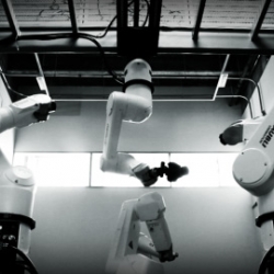 This visual and sonic installation uses a real time data flow translating each of the Staubli industrial robots’ 6 joints position in space into an immersive experience. 