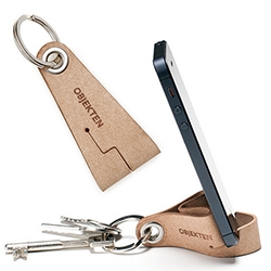 Objekten Systems Keyring by Alain Berteau - The classic leather key ring with a smart and subtle cut offering smartphone docking capability. Produced in recycled, bonded leather. Made in Belgium.