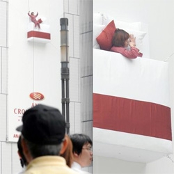 As a part of ANA Crowne Plaza hotel’s “Good Night Sleep” campaign, the hotel hung a bed suspended on the side of a tall building in the Ginza district of Tokyo.