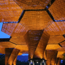 Back in the south of the continent, in Medelli­n, Colombia, a beautiful structure gives a warm welcome to the renovation of the city's Botanical Garden. Named Orquideorama after the orchid, this  design award winning space is worth to see.