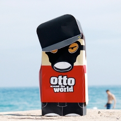 He is Otto, a free paper toy... print it, cut it, paste it and take him for a trip. The objective is that Otto goes around the world.