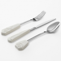 Extremely tactile silverware with porcelain handles. With the micro relief on the handles referring to ancestral table settings and tableware, these are real jewels for the table.
