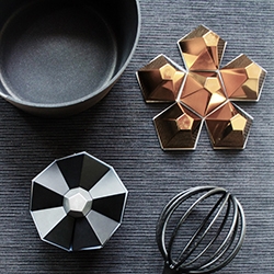 Design YXR 12 Faces - A geometric potholder and decoration.