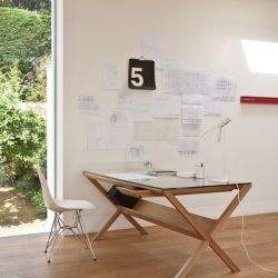 The Covet desk was designed by Shin Azumi and comes with a simple and elegant design. 
