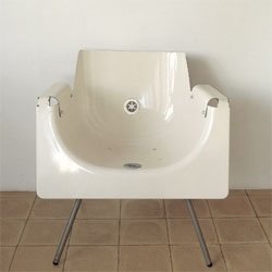just noticed this on reddish.  i think ive posted bathtub chairs before, but this one is so freaky...too much like a toilet?