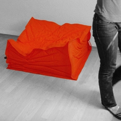 Reseat is a vacuum formable seat. It combines the advantages of common beanbags with the possibility to conserve and reset the seated position. Due to a vacuum mechanism the shape of the seat can be adjusted individually.
