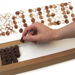 The individual chocolate “pegs” can be arranged in a box to form a word or short message that is printed on the top inside of the box (thanks to chocolates with a low melting point which allows the chocolate to melt even in room temperature).