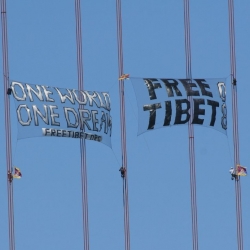 3 SF activists climbed the Golden Gate to let these awesome banners fly.