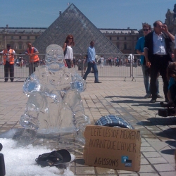 BDDP&Fils and Fondation Abbée Pierre have created an homeless ice sculpture witch is actually melting in front of the Pyramide du Louvre.