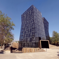 Siamese Towers - Alejandro Aravena / This building in Santiago, Chile was made with several skins, each one of them taking care of one issue at a time