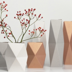 The snug.vase covers either a glass or a bottle with a nice geometric body made of cardboard. It's a nice vase in seconds.