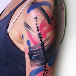 Brooklyn/New York-based tattoo-artist Amanda Wachob draws tattoos that look like blurs of colors or splattering paint.