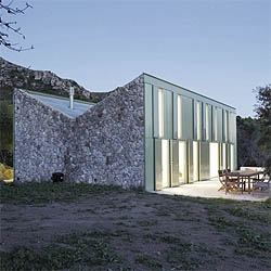 An amazing countryside house made out of stone and glass. By Herreros Arquitectos, in Spain.