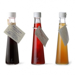 Really simple syrup packaging focuses on home-made & off mass-produce by Confiture et Provence. The bottle even can be reuse for your own syrup or olive oil.