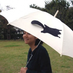 Microworks is such a designer that able to give life to simple everyday objects. In the Tail Umbrella,  Microworks transform the boring umbrella strap to some lovely creature's tail. 