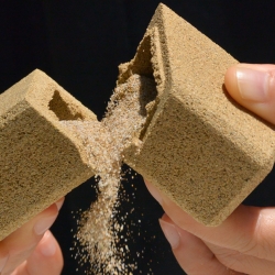 Sand packaging by alien and monkey, sand-made packaging re-establishes ritual of discovering a gift and the concept of sustainable packaging.