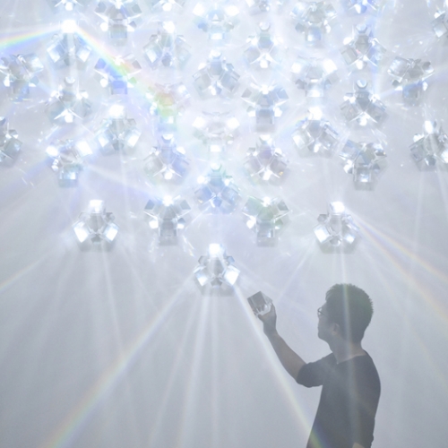 Japanese designer Tokujin Yoshioka has unveiled his latest work, “Spectrum” (2017), a new installation that fills the Shiseido Gallery space in Tokyo with colorful light that radiates from an elaborately-designed prism.