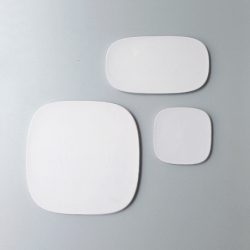 Tris is an elegant family of trays. Realized in matt ceramic, these products can be placed both on the office's desk and on the home's coffee table. Soon available in different colors.