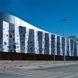 Spanish architects Vallo Irigaray designed a new building for Soria, covered by a unique soft, light and wavy skin, made in U-glass elements.