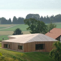 Sculptured in wood and fitting in with the topography of the orchards, Villa Chabrey reminds the world of a hangar and of a barn. Designed by GD Architectes, the organisation of the space follows the typology of a farmhouse.