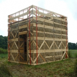 Watchhouse Brinta located in a field in the dutch country side, is the latest project by Rianne Makkink and Jurgen Bey. The small house is made from wood and straw. 