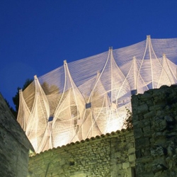 An amazing ephemeral pavillion made by nArchitects in Lacoste, France. A fabulous work on top of the Marquis de Sade’s castle.
