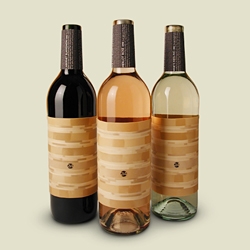 Wine label design that uses rubber bands as its label.