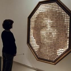 Making mirrors from unreflective surfaces - 'the wooden mirror' by daniel rozin