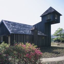 Yakisugi House is another brilliant project by Professor Terunobu Fujimori, who also did Takasugi-an ('Too High Teahouse), posted here previously by me. 