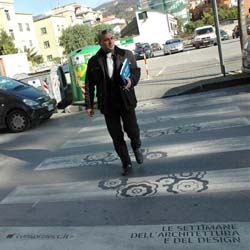 Zebra Crossing is now one of the most popular element of guerrilla marketing. This time, it has been used in order to draw attention to the “Settimane dell’Architettura e del Design”, an international appointment between designers, architets and passionates.